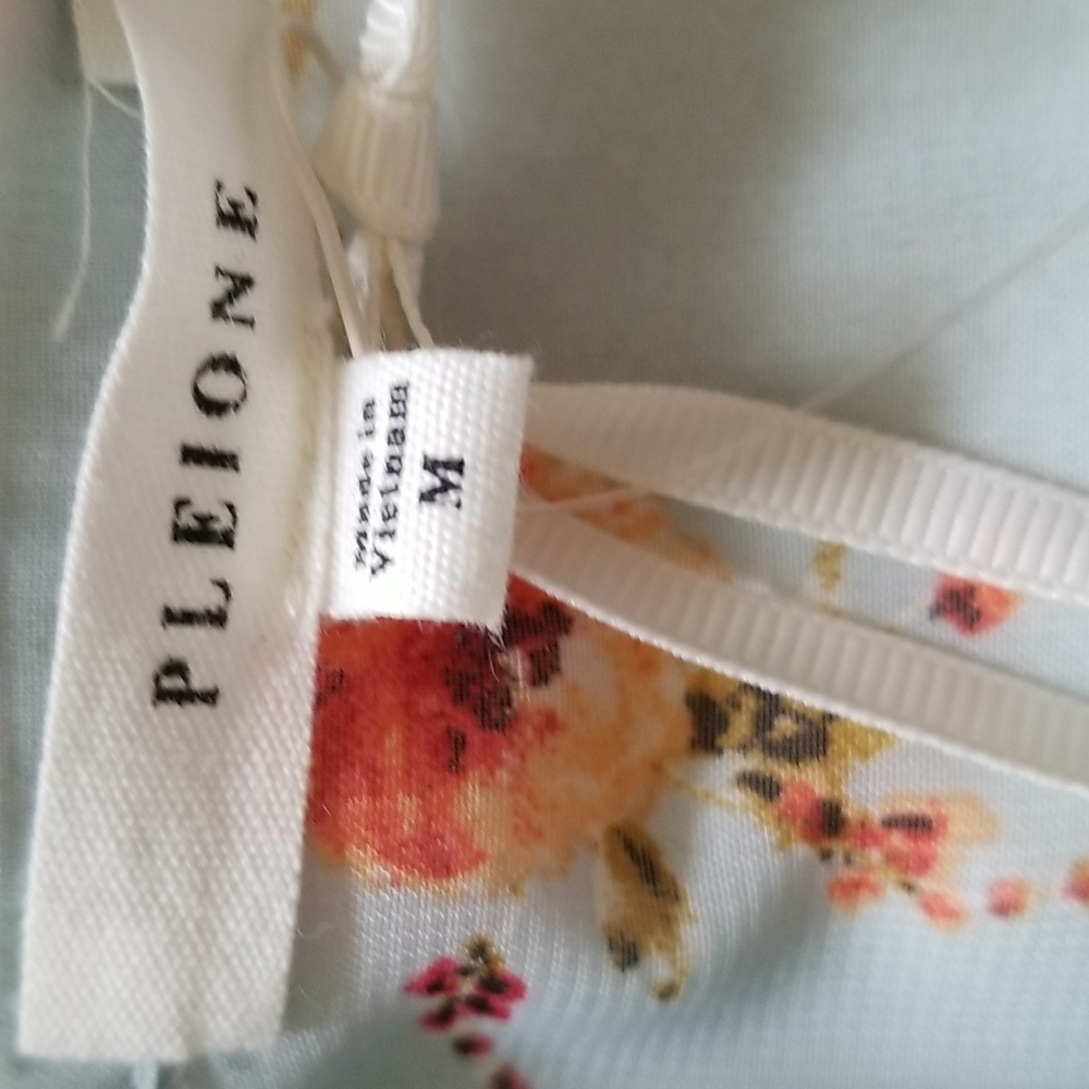 Pleione Pleated Floral Top - Picture 13 of 15